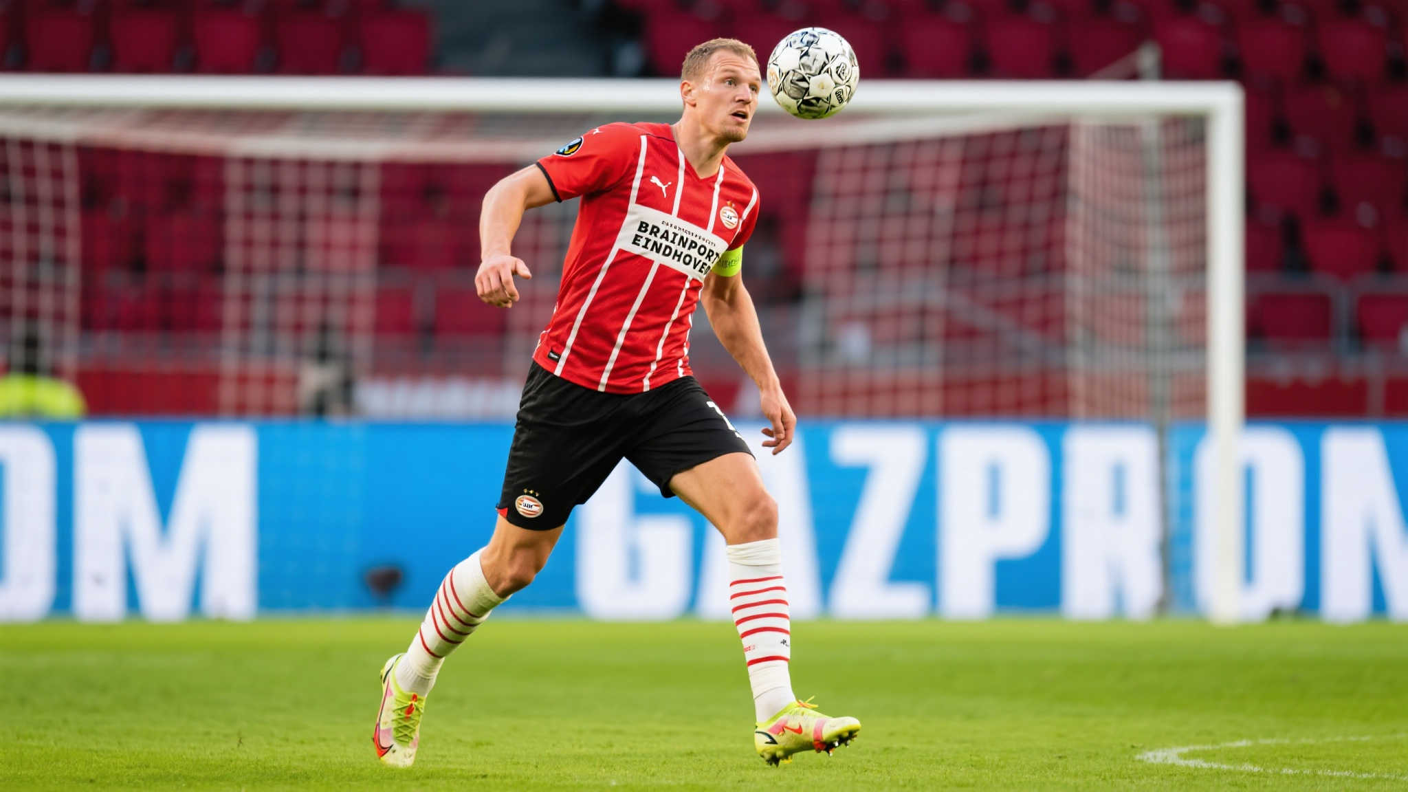 对于前锋而言，头球争顶是一项关键技能，这不仅需要优